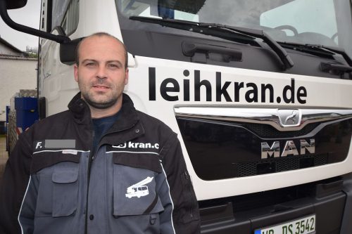 Bild Dennis Treml vor einem Autokran