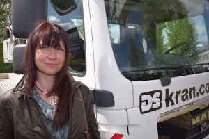 Bild Kathrin Schwarz vor einem Autokran