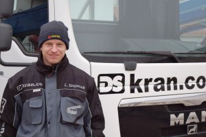 Bild Lars Stojanek vor einem Autokran