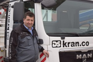 Bild Marcus Domes vor einem Autokran